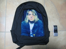 Kurt Cobain Nirvana ruksak čierny, 100% polyester. Rozmery: Výška 42 cm, šírka 34 cm, hĺbka až 22 cm pri plnom obsahu